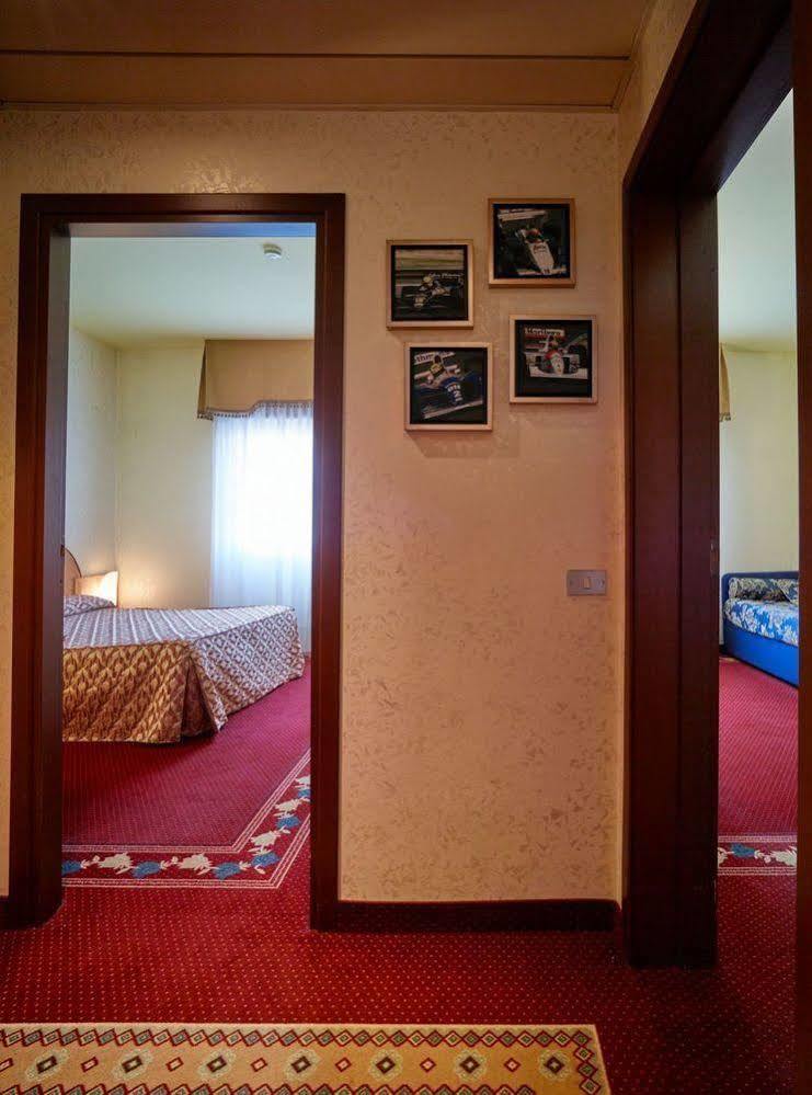 Hotel Castello Artemide Congressi Кастел Сан Пиетро Терме Екстериор снимка